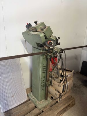 a machine that is sitting on a pallet in a room