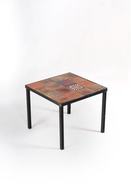 une image représentant une petite table avec un plateau en carrelage et des pieds en métal