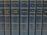 Plusieurs livres bleus sont alignés sur une étagère dans une bibliothèque