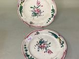 deux assiettes avec des fleurs sur une table