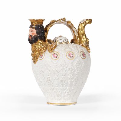 un vase blanc décoré d'or