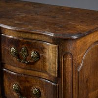 Commode à façade mouvementée en noyer et placage de noyer (f… (photo 5)