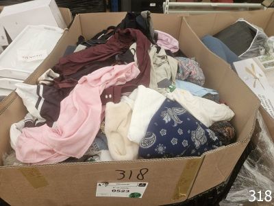 une boîte en carton remplie de vêtements et d'autres objets