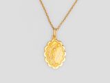 un collier plaqué or avec un pendentif en forme de fleur au bout d'une chaîne