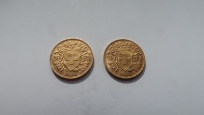 deux souverains d'or, dont l'un est orné d'une couronne et l'autre d'un lion