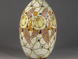 vase en forme d'œuf, orné de fleurs et de feuilles peintes