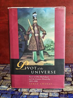 un livre sur lequel figure la photo d'un homme coiffé d'un turban, debout à côté d'un canon