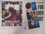 deux affiches de cinéma accrochées au mur d'une pièce