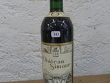 une bouteille de vin posée sur une table
