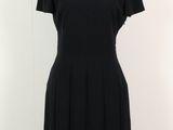 le dos d'une robe noire sur un mannequin, un mannequin, un mannequin, un mannequin, un mannequin, un mannequin, un mannequin, un mannequin
