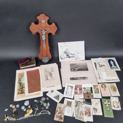une croix, un chapelet et d'autres objets religieux posés sur une table