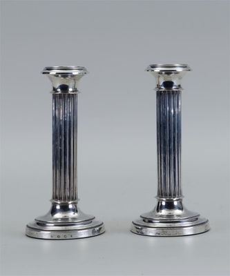 paire de bougeoirs en argent plaqué avec des pieds cannelés
