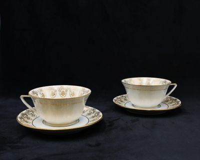 LIMOGES - Paire de tasse à thé en porcelaine accompagné de l…