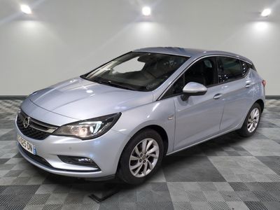 la photo d'une voiture argentée garée dans un garage