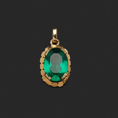 un pendentif en émeraude et diamants