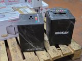 deux cartons sur une palette, contenant chacun une télécommande