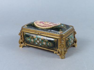 une petite boîte ornée d'une image, posée sur une table