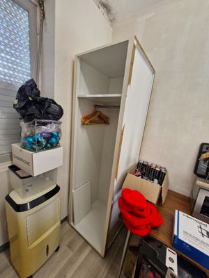 Meuble en mélaminé blanc avec penderie et une étagère