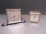 deux horloges placées l'une à côté de l'autre sur une table