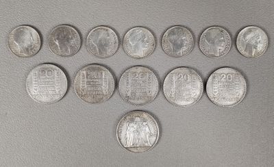 l'image d'un paquet de pièces de monnaie posé sur une table
