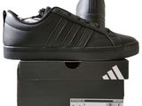 baskets adidas pour homme, noires, avec une bande blanche sur le côté
