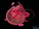 un chapeau rose orné d'un nœud et de plumes