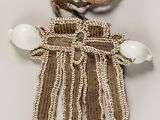 une photo d'un sac au crochet orné de perles et de perles de verre qui y sont suspendues