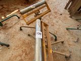une photo d'une pièce où il y a beaucoup d'outils par terre