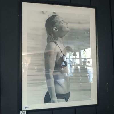 une photo en noir et blanc d'une femme en maillot de bain