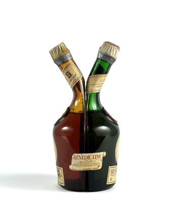 deux bouteilles d'alcool posées l'une à côté de l'autre sur une table