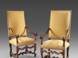 une paire de fauteuils en noyer de l'époque de George II
