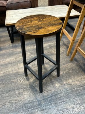 deux tabourets et une table dans une pièce