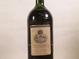une bouteille de vin posée sur une table
