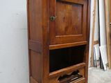 un meuble en bois surmonté d'une porte
