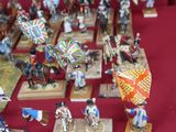 de nombreuses figurines représentant des personnes, exposées sur une table rouge