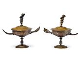 une paire de bougeoirs en bronze surmontés de figurines