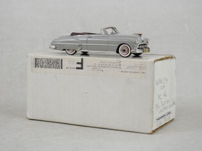 une petite voiture posée sur une boîte