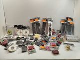 un grand nombre d'objets posés sur une table