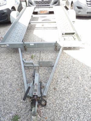 une photo d'une remorque garée sur un parking