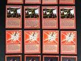 une photo montrant un tas de cartes posées sur une table