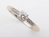 gros plan d'une bague en diamant sur une surface blanche