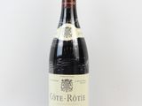 une bouteille de vin posée sur une table