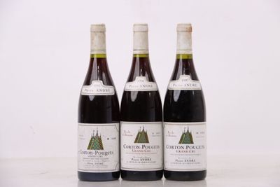trois bouteilles de vin sont alignées sur une table