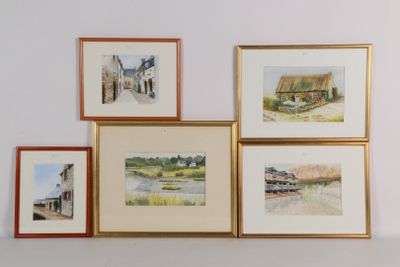 quatre tableaux accrochés au mur au-dessus d'un canapé