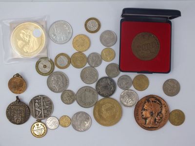 un lot de pièces de monnaie posées sur une table