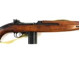 un gros plan d'un fusil sur fond blanc, avec un sac à côté