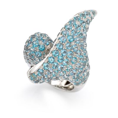 un gros plan d'une bague ornée de pierres bleues et blanches