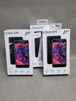 deux boîtes contenant des téléphones noirs et blancs posées sur une table