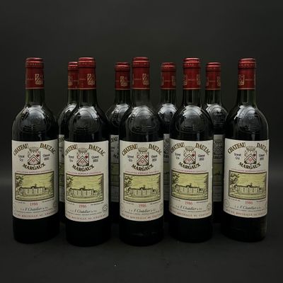 six bouteilles de vin sont alignées sur un fond noir