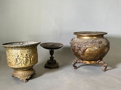 Plusieurs vases de styles différents sont posés sur une table
